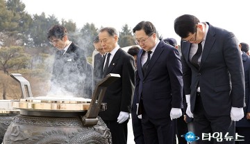 3·1절 맞아 국립대전현충원 참배하는 이장우 대전시장