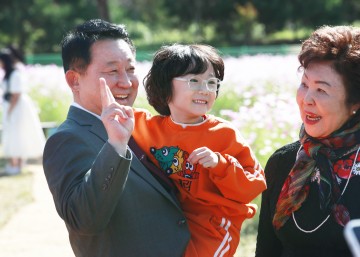 서철모 서구청장, 유치원생과 코스모스꽃 나들이