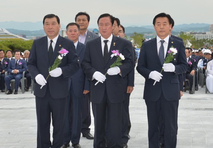 충남도의회, 6일 충남보훈공원 찾아 참배