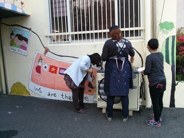 ‘모두가족 봉사단’ 군산시건강가정지원센터 외벽 및 공원꾸미기 봉사