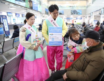 [르포] 한복 입은 봉사자들, 복주머니 나누며 “올해 여수에서 세계섬박람회 열려요" 