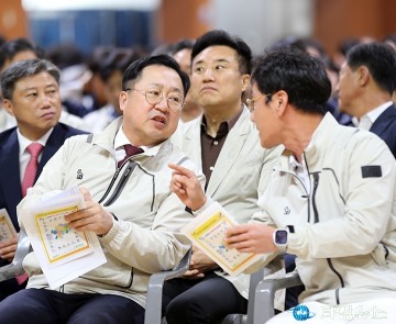 대화 나누는 이장우 대전시장과 이승찬 대전시체육회장