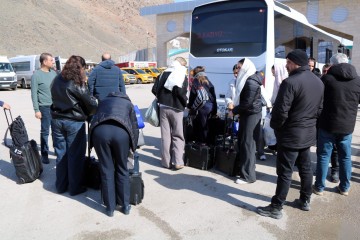 칼바람 속 멈춰선 이란 국경… “1,500명 발 묶였다”