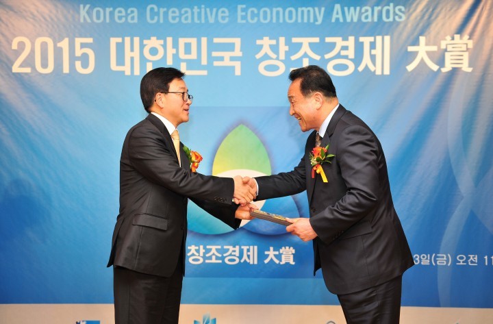  김영만 경북 군위군수, 2015 대한민국 창조경제 CEO대상 수상