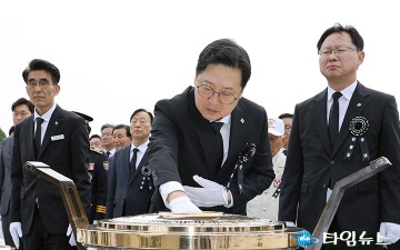 현충일 맞아 국립대전현충원 참배하는 이장우 대전시장