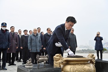 김태흠 충남지사, 새해 맞아 충혼탑 참배
