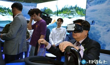 권선택 대전시장, VR(가상현실)로 카누 체험중!