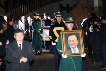 ‘정치 거물’ 고(故) 이해찬 전 총리 마지막 길… "민주주의 기틀 세우고 영면"