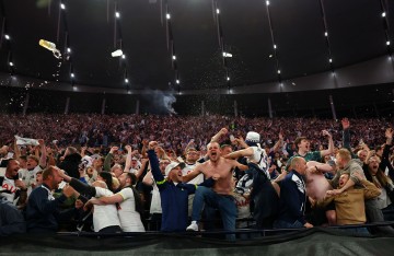 손흥민 3전 4기 생애 첫 우승…토트넘, 맨유 꺾고 유로파 정상