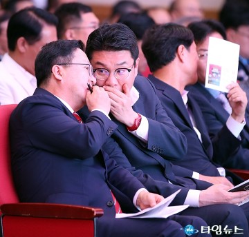 대화 나누는 이장우 대전시장과 정명국 대전시의회 의원