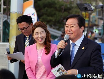 인사하는 장종태 서구청장