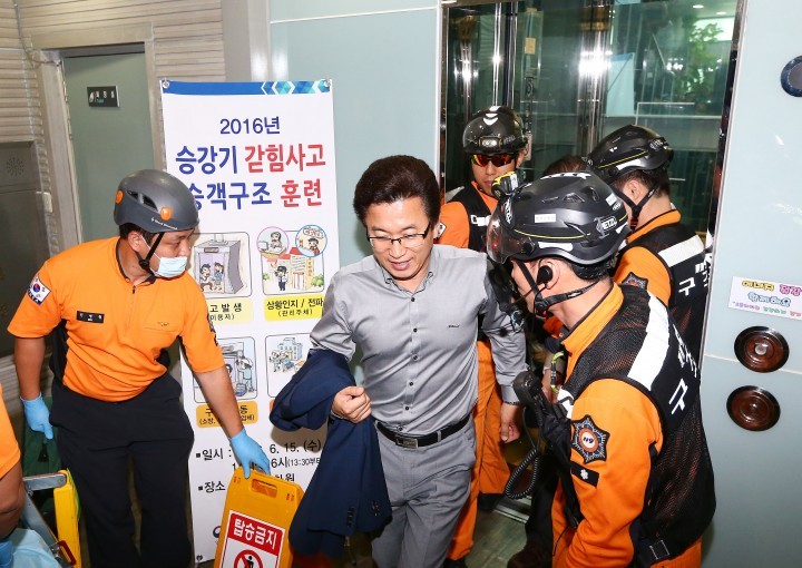 허태정 유성구청장, 승강기 갇힘사고 승객구조 훈련 실시