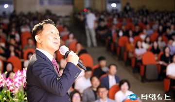 직원들과 공감토크 하는 서철모 서구청장