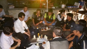 이시종 지사 보강천 침수피해 화물차주 농성장소 찾아 허심탄회한 대화