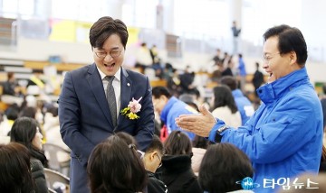 장철민 의원, 장기요양인대회서 종사자들과 인사