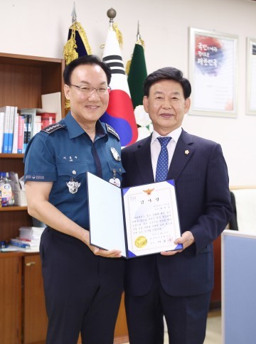 최치상 서구의회 의장, 개방형 체육시설 지원 ‘감사장’ 받아!