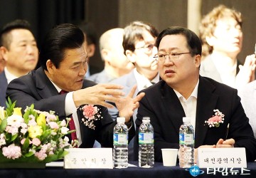 전강식 한국외식업중앙회 회장과 대화 나누는 이장우 대전시장