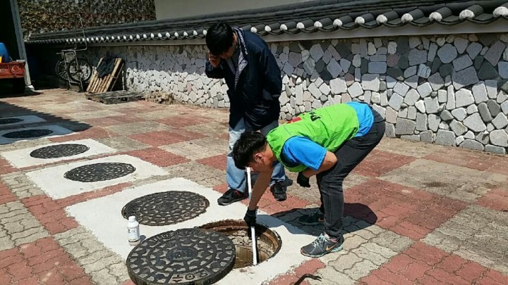 산청군 보건의료원, 모기 등 유충구제 방역활동 나서