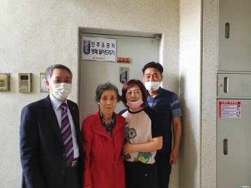 충북남부보훈지청, 5.18민주유공자 유족에 민주유공자 명패 전달