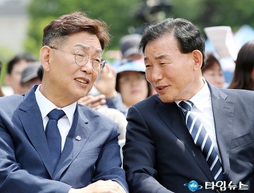‘세계인 어울림 축제’에서 대화 나누는 김제선 중구청장과 박용갑 국회의원 당선자