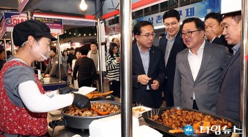 겨울 야시장 둘러보는 이장우 대전시장과 박희조 동구청장