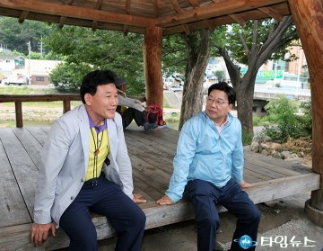 권선택 시장·박용갑 청장, 나란히 앉아 쉬는 중!