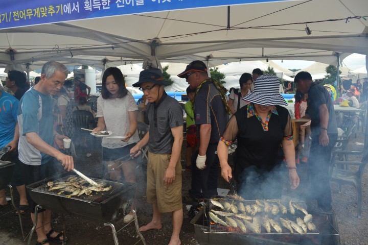 사천시의 고소한 먹거리 ‘삼천포항 전어축제’개최