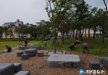 이병춘 영해면 괴시3리 이장은 마을주민 60여명이 피서철 손님맞이 환경정화 활동 