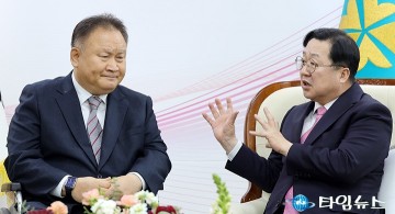 대화 나누는 이상민 의원과 이장우 대전시장
