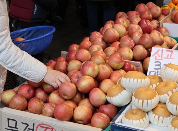 “삼겹살부터 사과까지” 무섭게 치솟는 밥상물가… 전방위 ‘비상’
