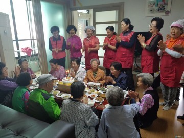 충주 봉방동 향기누리회, 홀로노인 생일상 차려