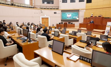 대전시의회 찾은 아이들…“의사봉 두드리며 민주주의 배워요”