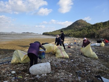 신안군, 유관기관 나서 바다청소 실시…깨끗한 신의면 만들기 총력