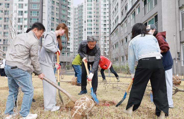 대전 유성구, 식목일 앞두고 나무심기 행사 개최