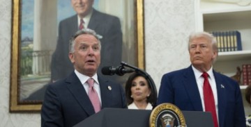 '최측근 그룹'이 좌우하는 트럼프 외교 정책…"결정은 빠르지만, 위험하다"