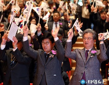 만세삼창 하는 최충규 대덕구청장과 정용래 유성구청장