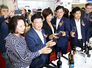 세리와인을 위해 건배하는 박세리 전 골프선수