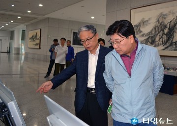 권선택 대전시장, 트램 사진전 관람!