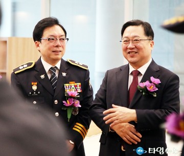 3‧1절 기념식에서 대화 나누는 윤승영 대전경찰청장과 이장우 대전시장