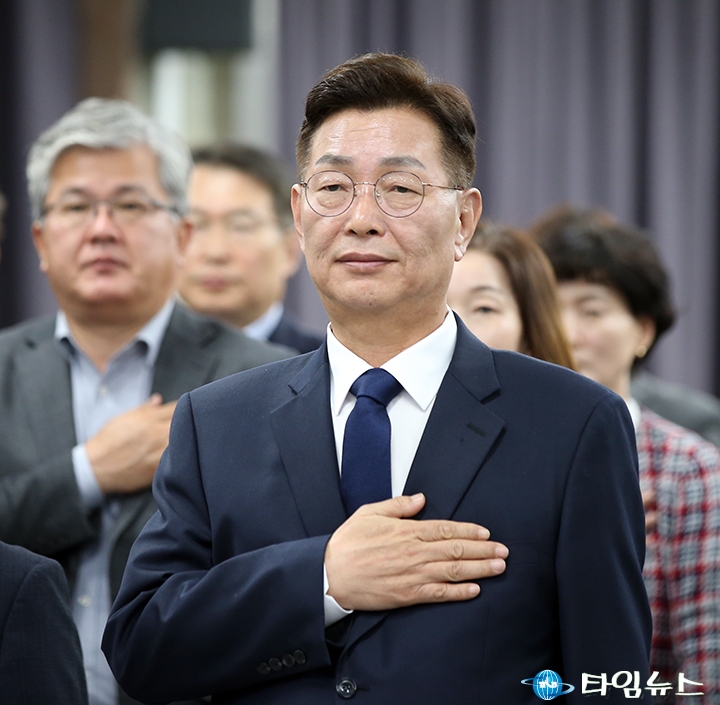 국민의례 하는 김제선 중구청장