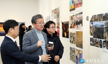 대전·충남 보도사진전 관람하는 정용래 유성구청장