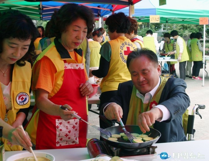 호박전 부치는 이상민 국회의원
