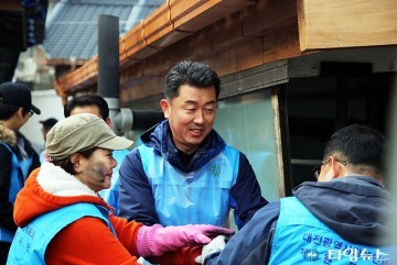 사랑의 연탄 배달하는 전병용 대전시장애인체육회 사무처장