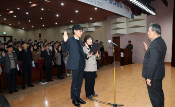 지위 VS 능력 '非대칭 태안군수' '작은 인물이 큰 지위 맡아' 군정 격랑속으로...