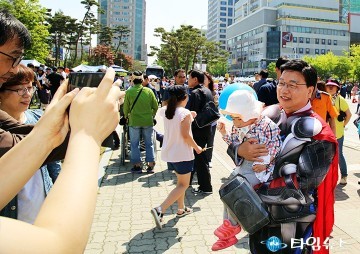 천둥의 신 토르가 된 권선택 시장과 기념사진!
