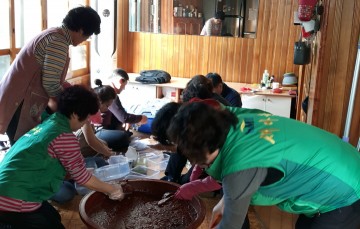 [포토] 여수시 서강동 새마을부녀회, 홀몸노인위한 고추장 전달 