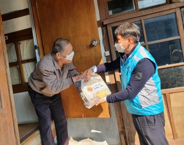 사곡면지역사회보장협의체, 독거어르신 베대면 식품꾸러미 전달