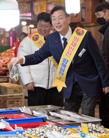김제선 중구청장, 설 명절을 맞아 전통시장 장보기 행사 추진