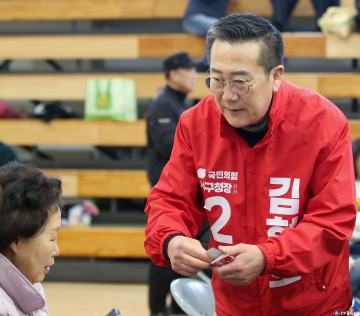 김현호 서구청장 예비후보, 장기요양인대회서 종사자들과 인사
