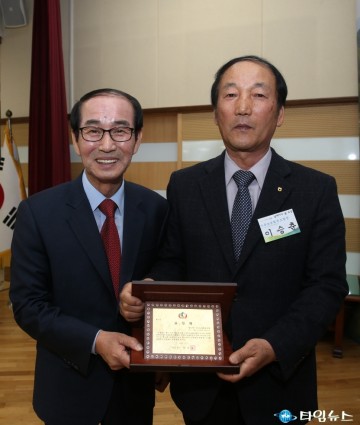 이성율 청도군수 성실납세자 3명에게 표창패 수여